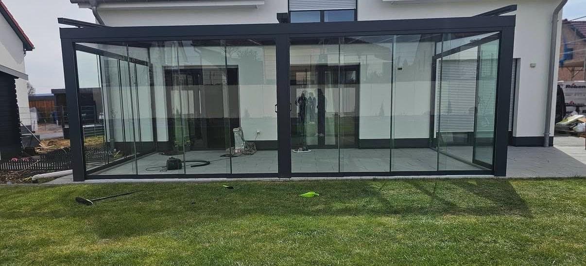 Nachher: Glasschiebewände an der Front, Blick vom Garten