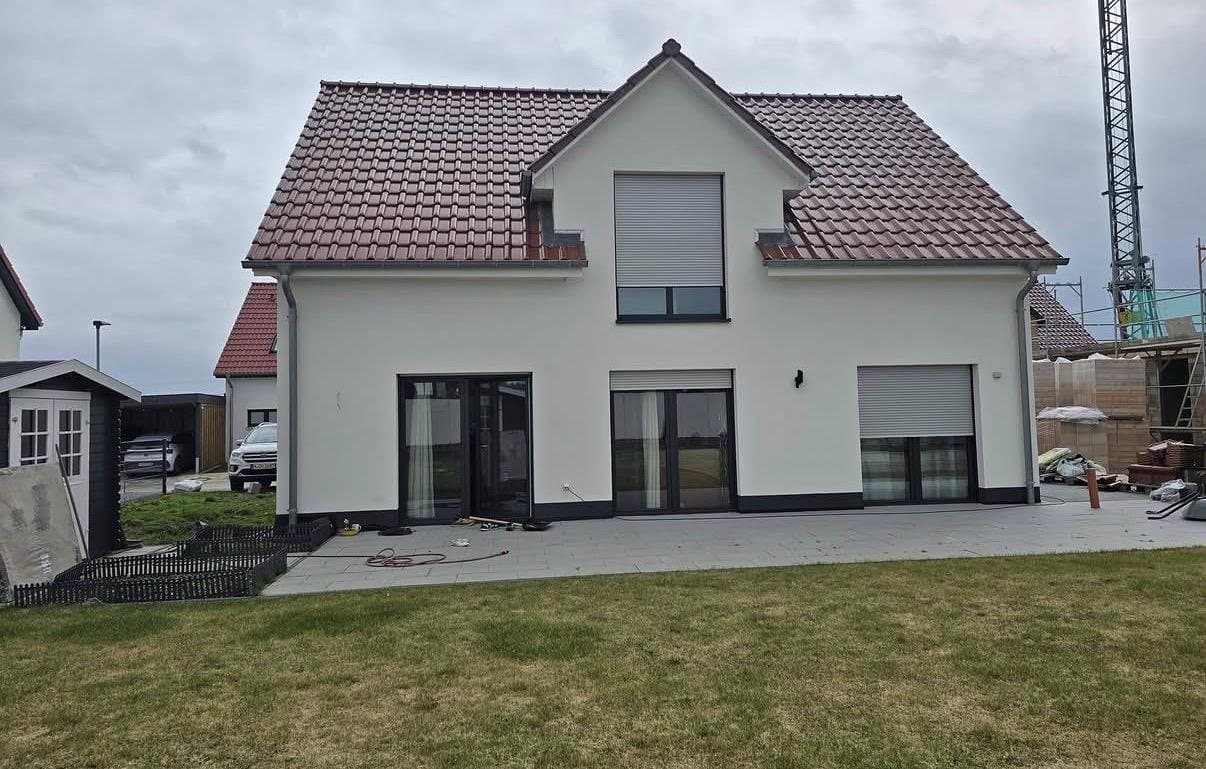 Vorher: Neubau mit offener, gepflasterter Terrasse
