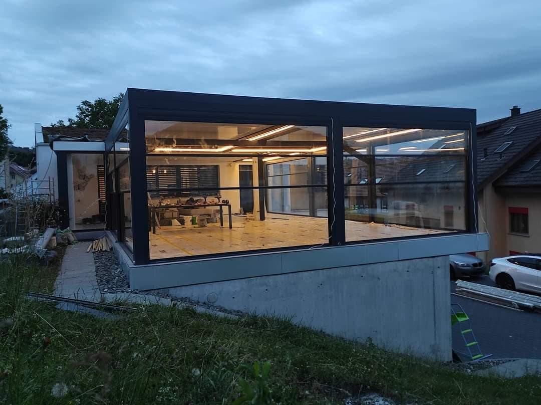 Glashaus von der Seite mit Lichtleisten