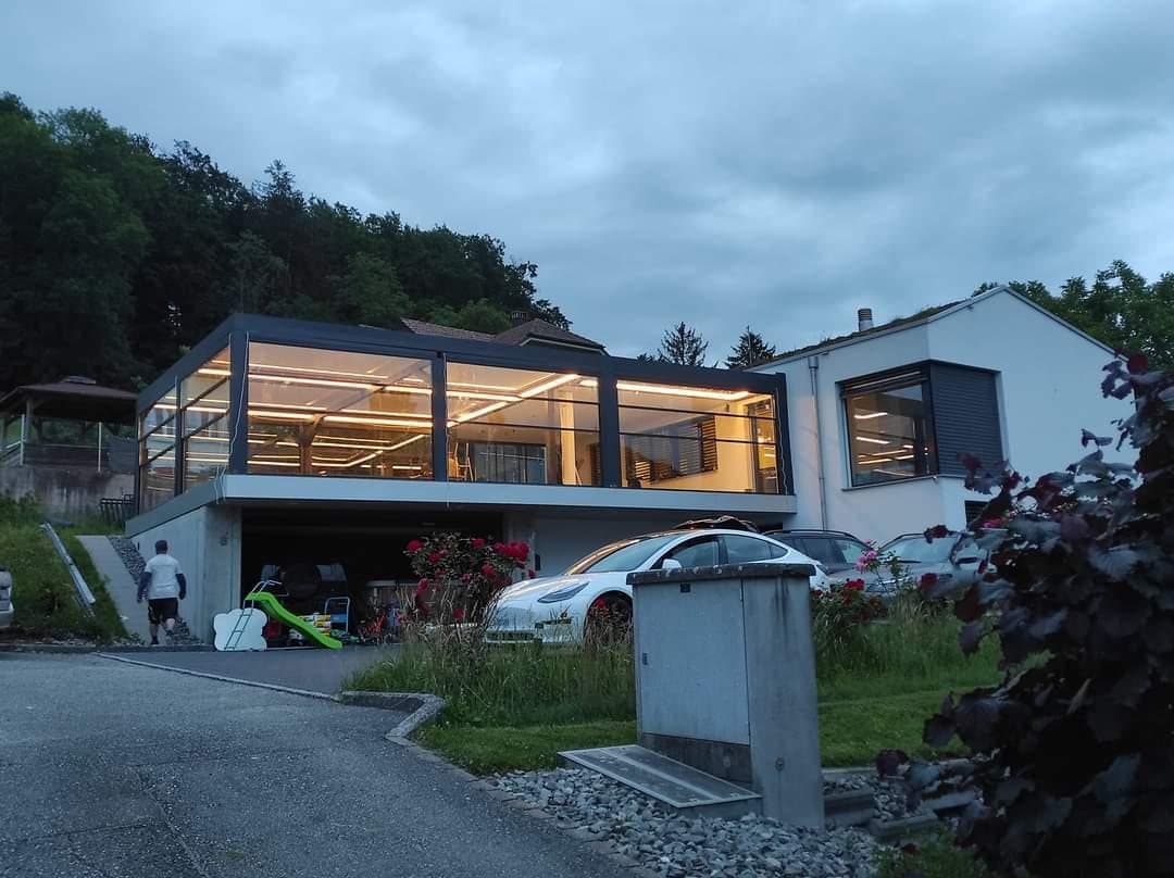 Glashaus auf der Garage, Gesamtansicht am Abend