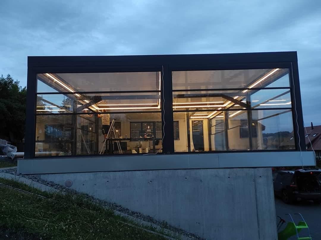 Garaj üzerinde LED aydınlatmalı cam ev