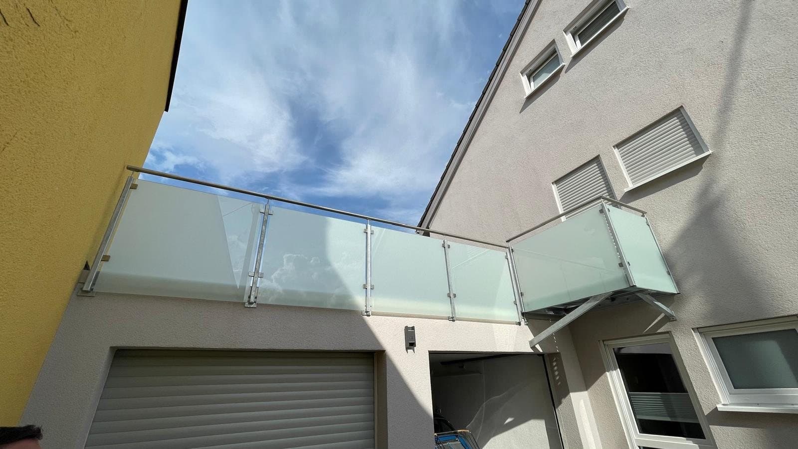 Glasgeländer über Eck auf einem Garagendach