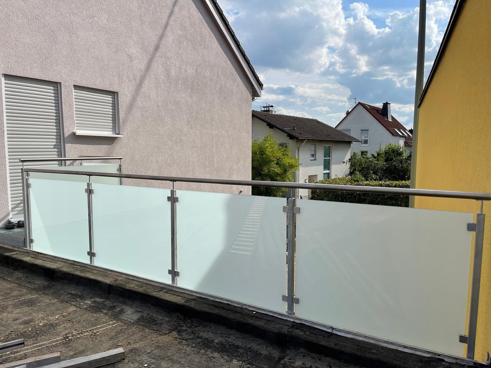 Glasgeländer aus Milchglas mit Edelstahlpfosten