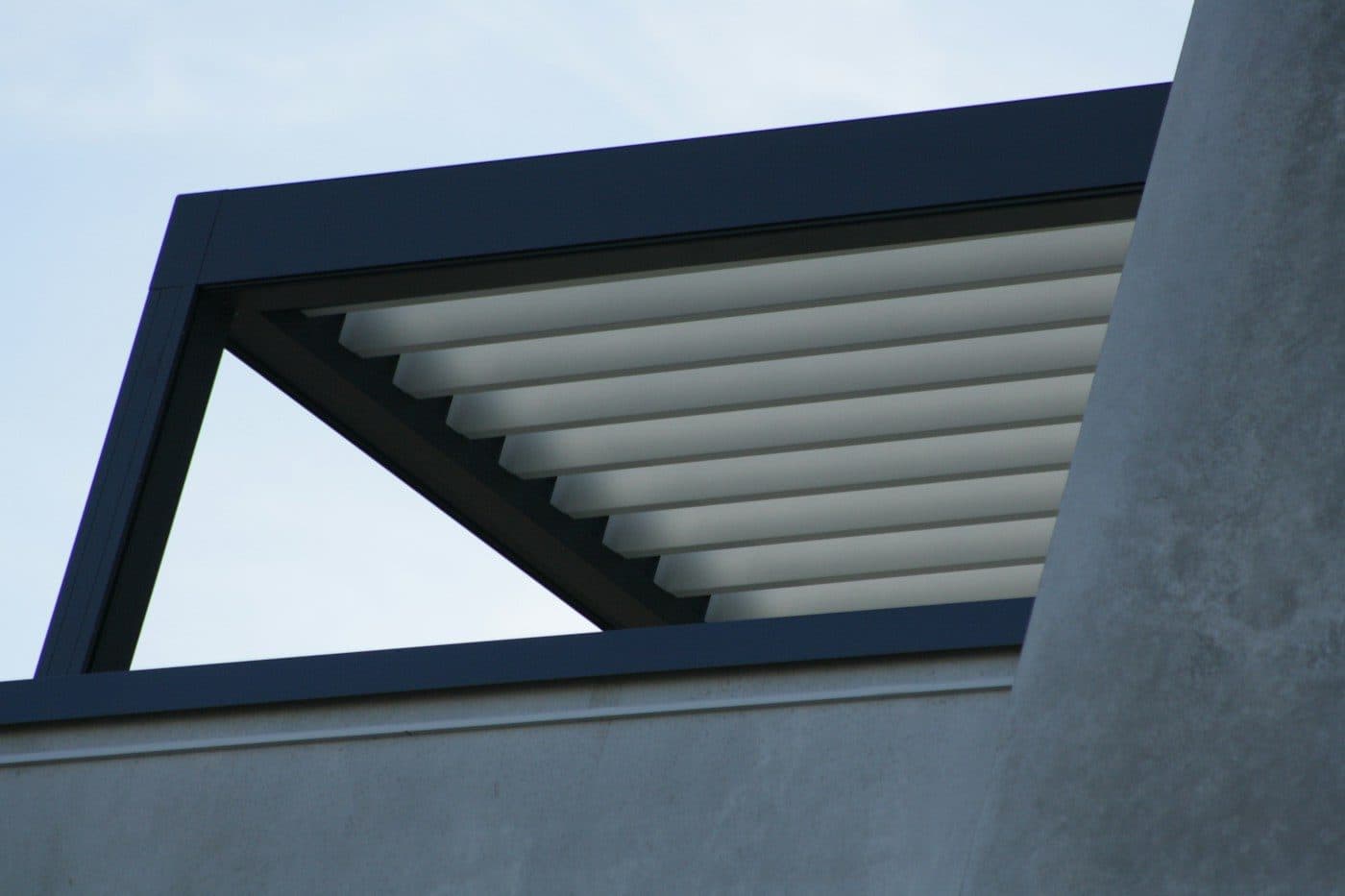 Rahmen eines Lamellendachs mit geöffneten Aluminiumlamellen