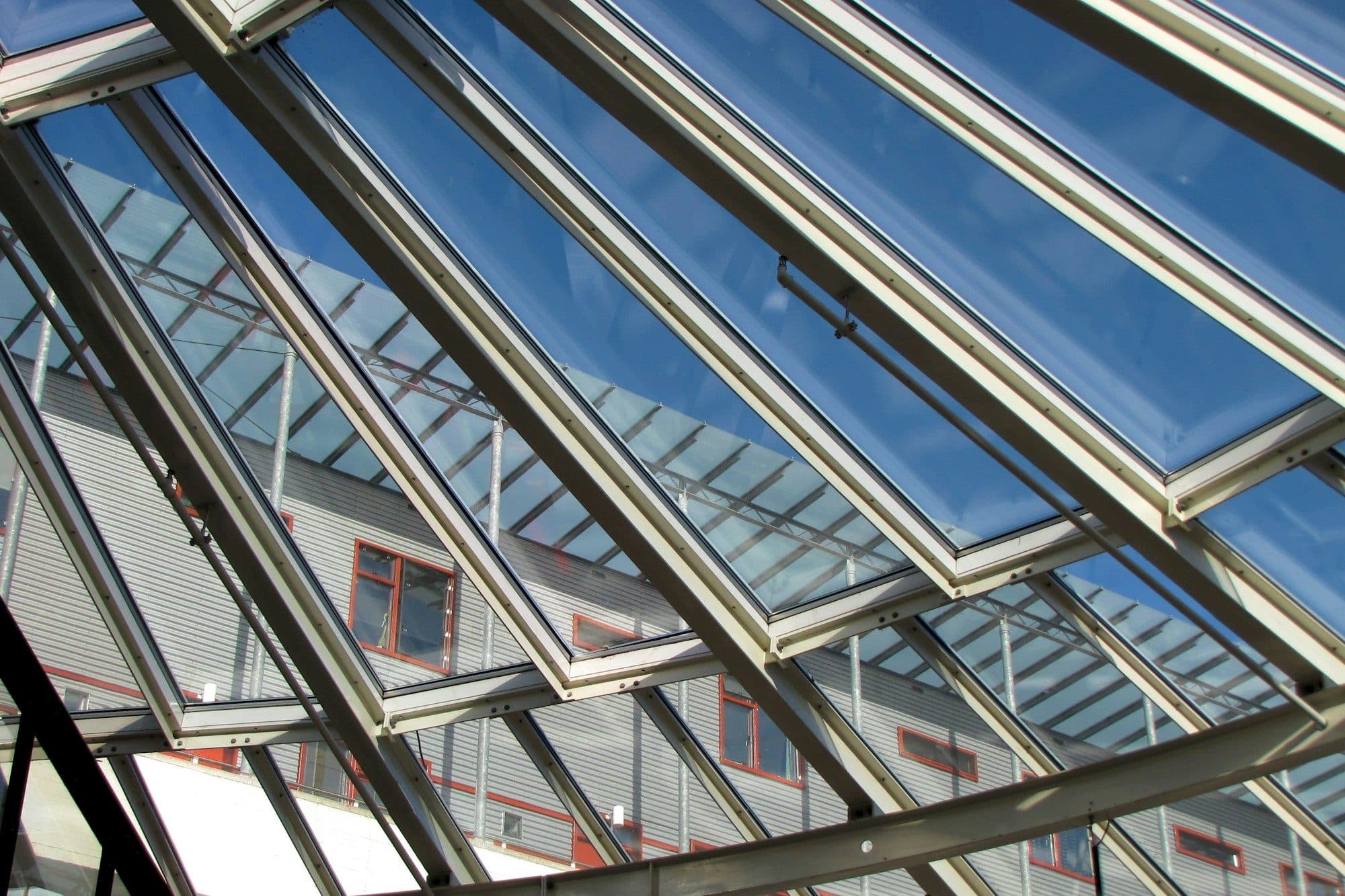 Glasdach mit Aluminiumsparren vor blauem Himmel