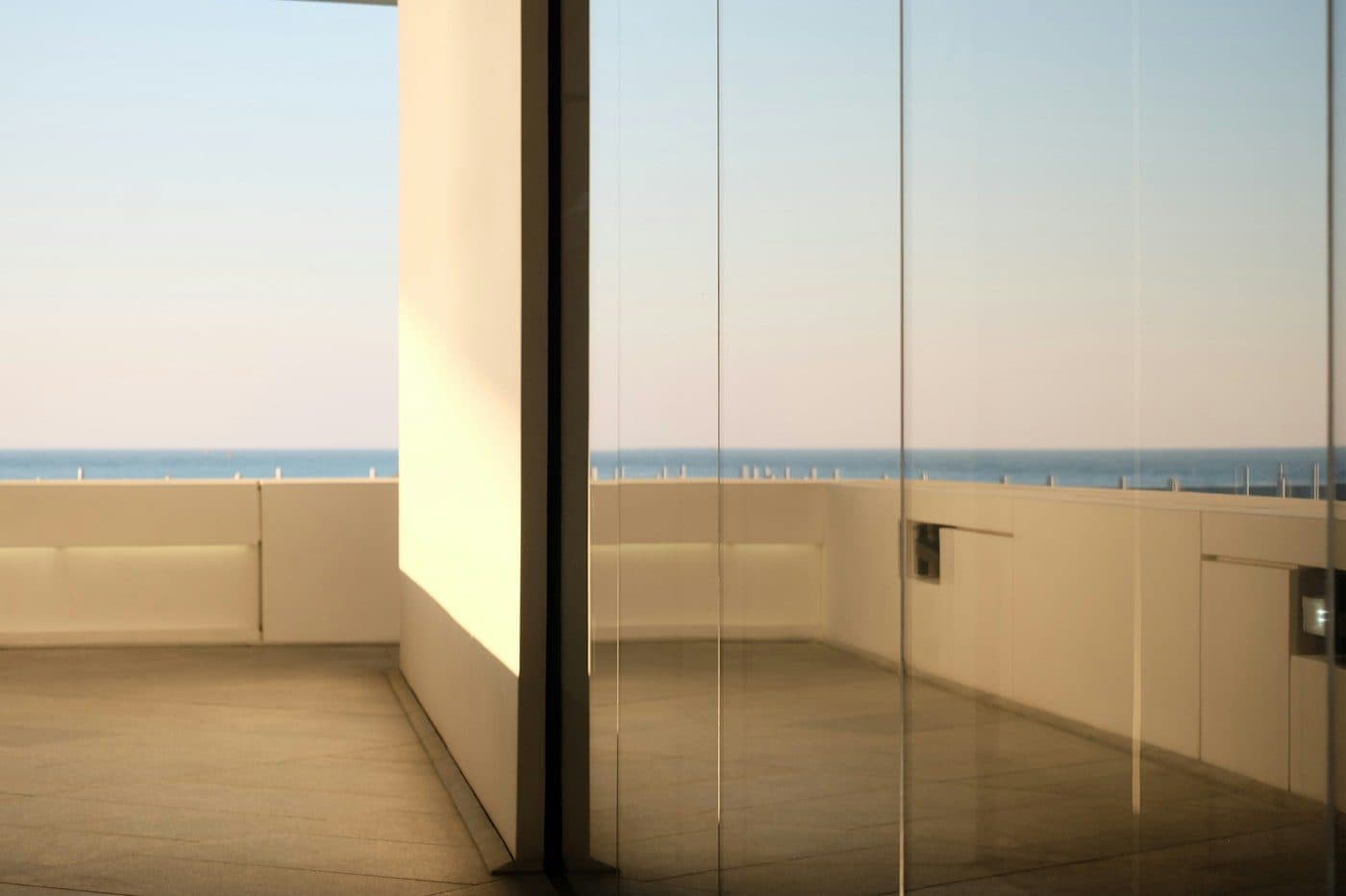 Rahmenlose Glaselemente an einer Terrasse mit Meerblick