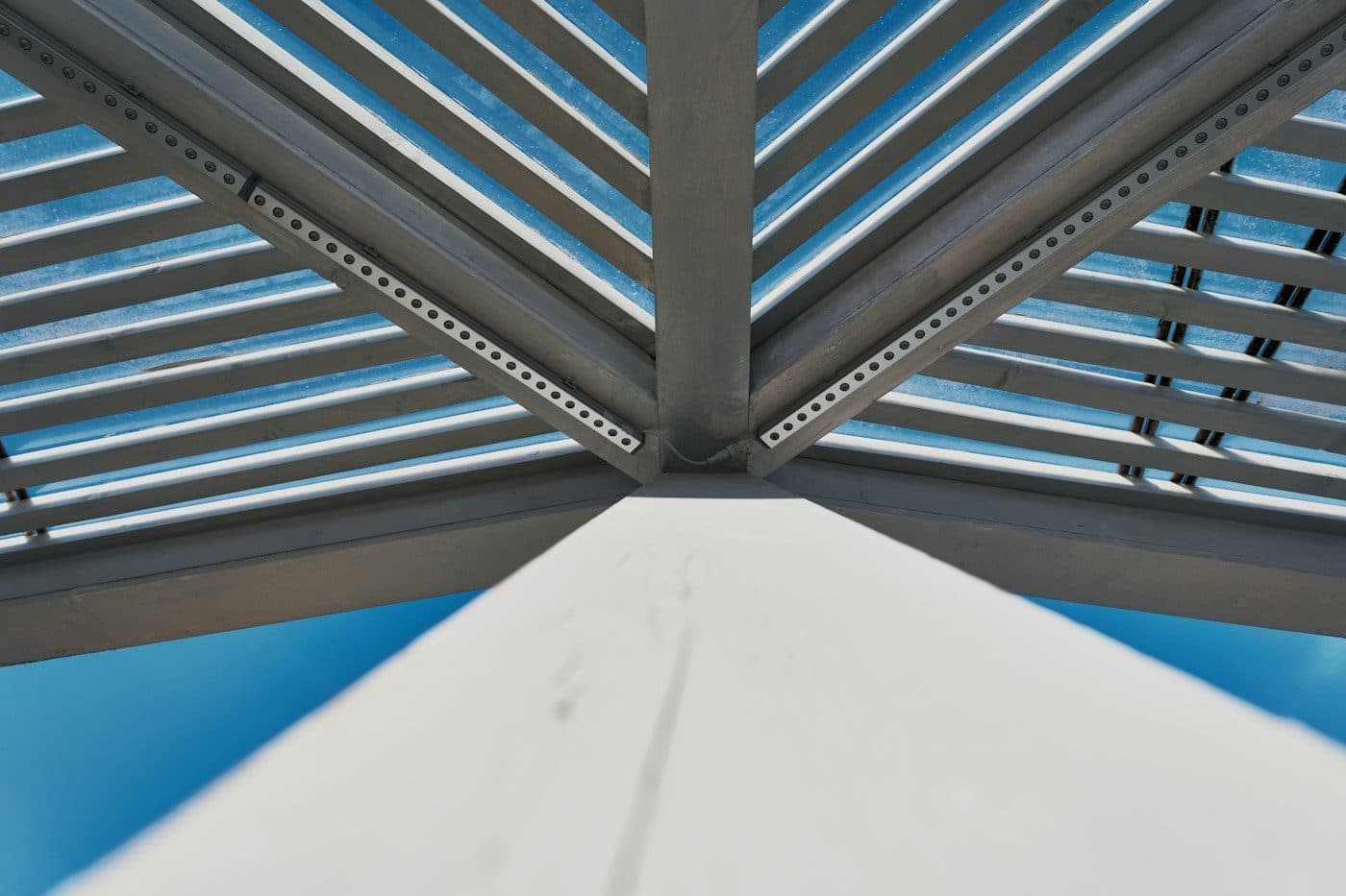 Aluminiumträger einer modernen Überdachung von unten gesehen