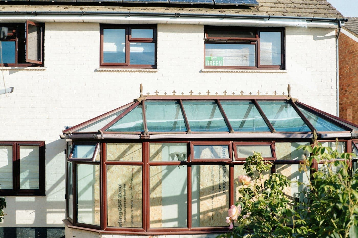 Klassischer Glasanbau mit Satteldach an einem Einfamilienhaus