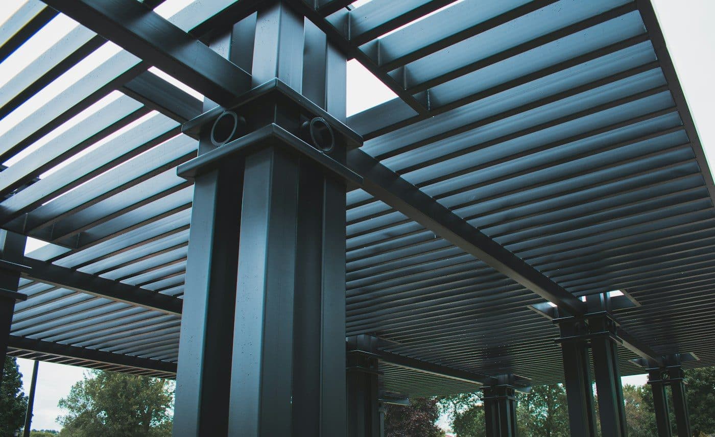Aluminiumpfosten und Lamellen eines Lamellendachs von unten