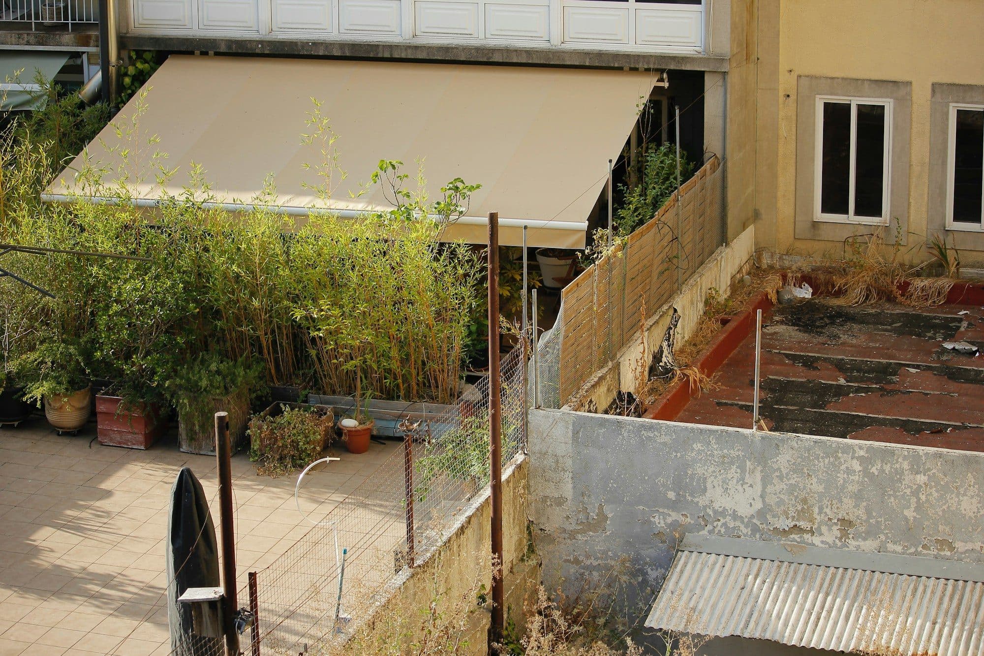 Ausgefahrene Markise über einer Terrasse an einem Wohnhaus