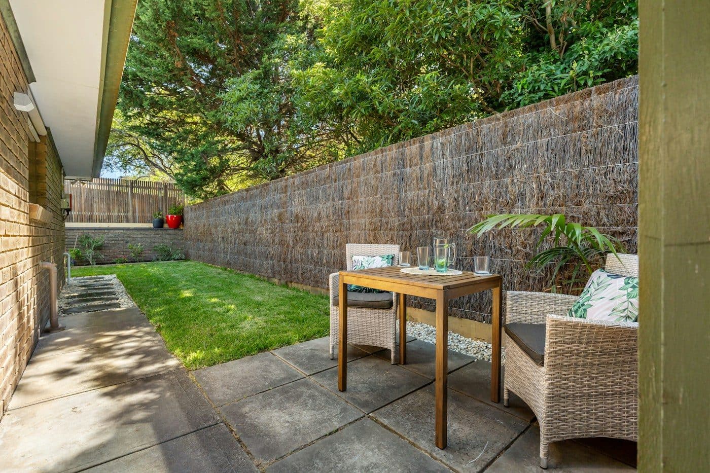 Sitzplatz an der Hauswand mit Sichtschutz zum Nachbargrundstück